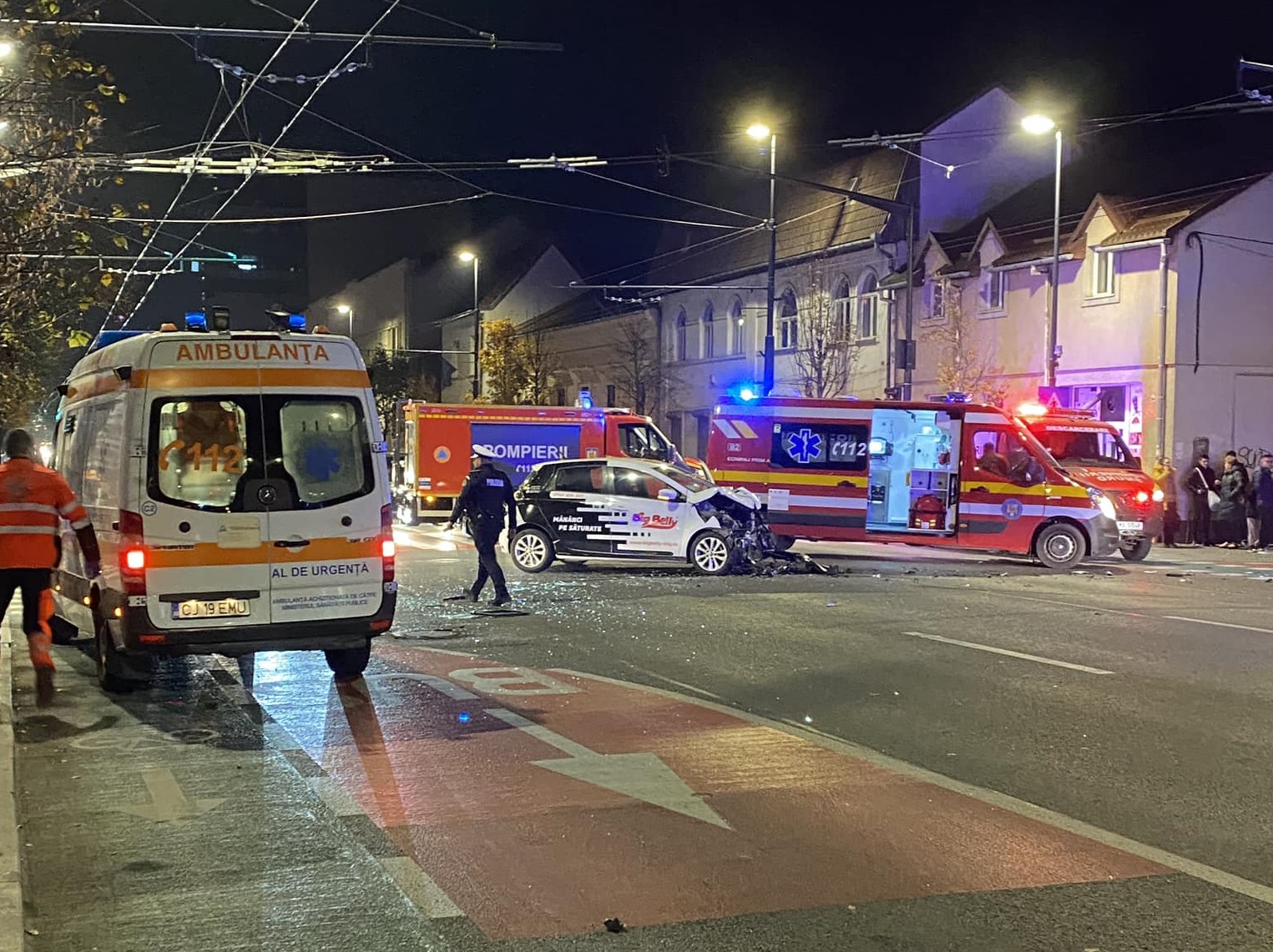ACCIDENT GRAV între o ambulanță, un autobuz și o mașină de delivery - FOTO