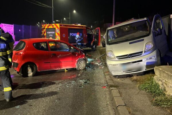 ACCIDENT GRAV marți pe strada Oașului, între o mașină și o dubă