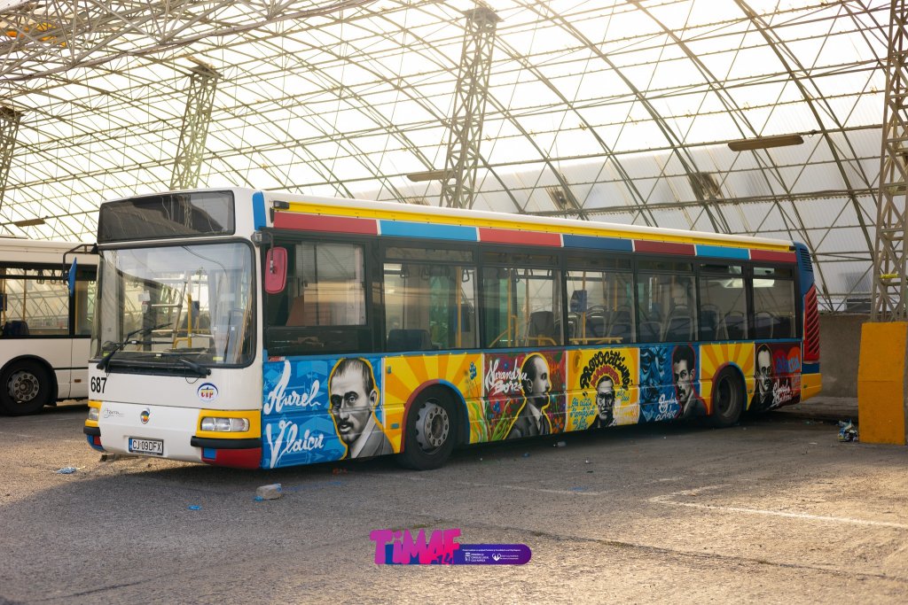 Autobuz decorat la Cluj de artiști stradali