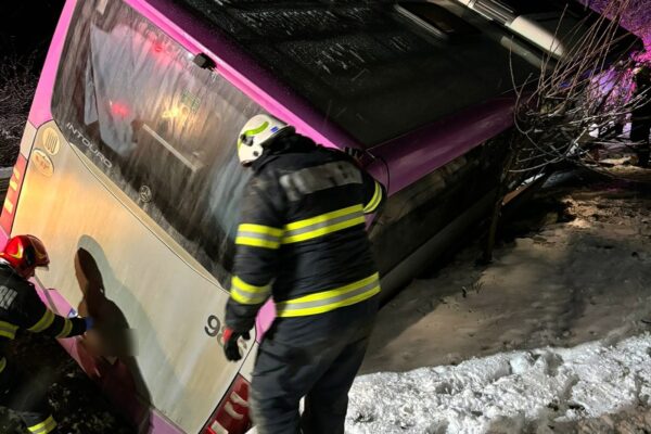 Autobuzul CTP Cluj a derapat, și a ajuns în șanț. Drumarii au dormit, ca de obicei