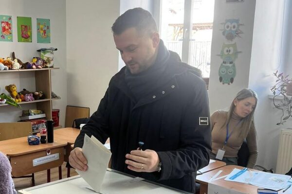 Primarul Bogdan Pivariu a votat: „Am votat președintele României cu gândul la bunăstarea comunității noastre”