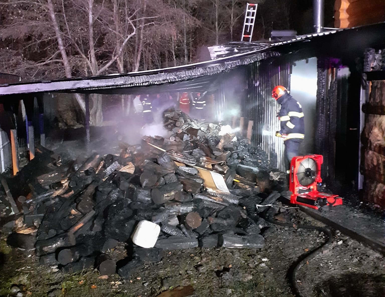 Incendiu la o anexă lipită de o cabană în comuna Poieni