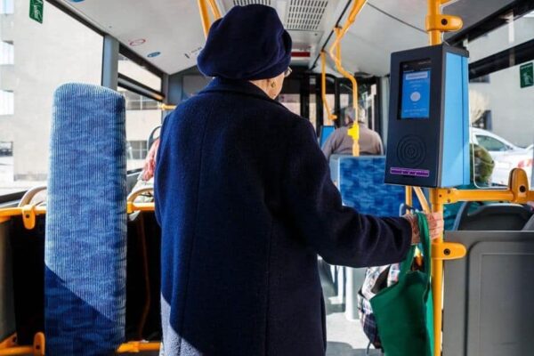 A început reînnoirea abonamentelor gratuite pentru pensionarii clujeni