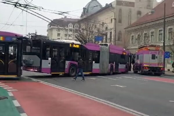 Troleibuzele au blocat centrul Clujului. A fost o pană de curent care a creat un haos de nedescris