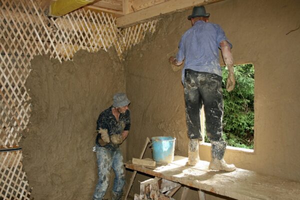 Ultima fiță în materie de construcții de case. Tencuiala cu lut este la mare căutare