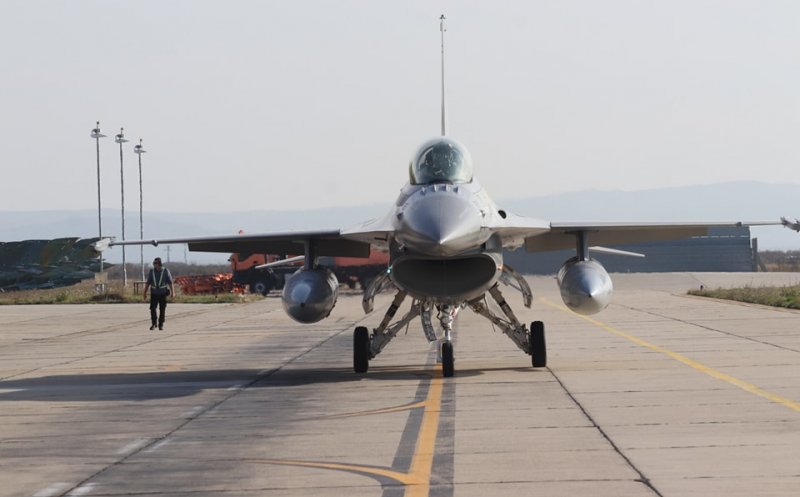 Trei noi aeronave F16 Falcon ajung la Baza Aeriană 71