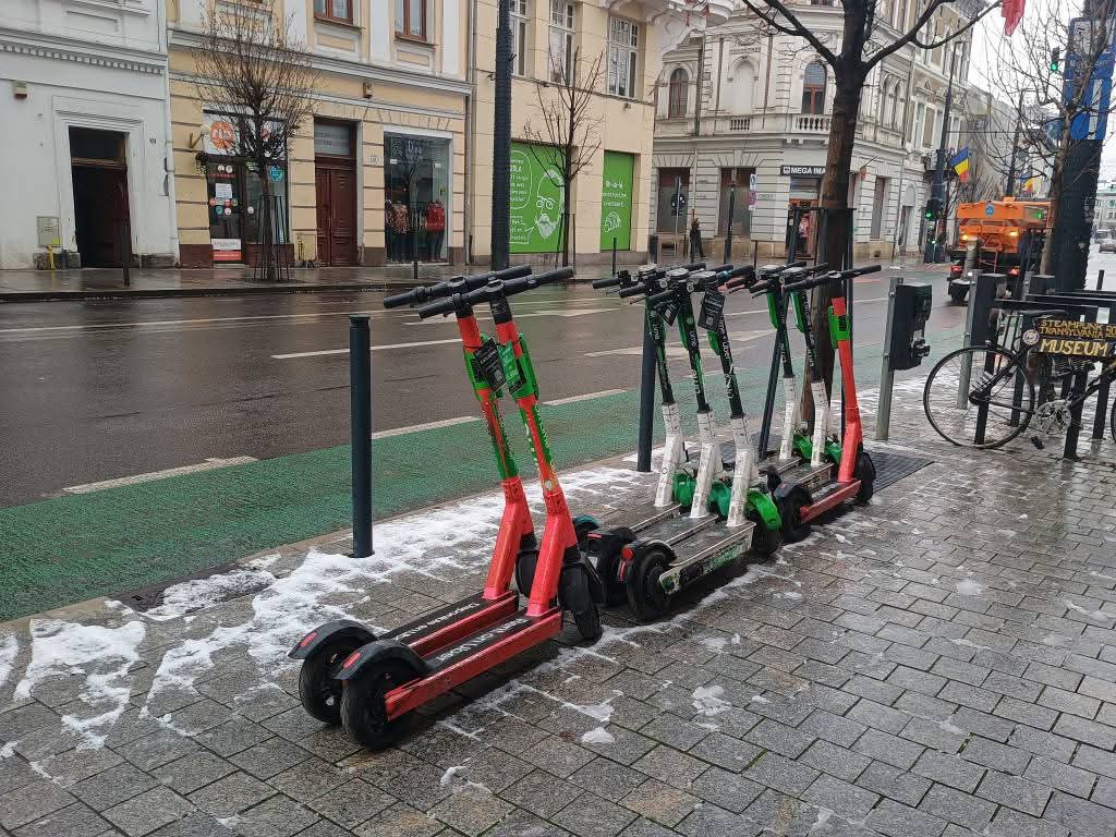 Trotinetele electrice ruginesc în stradă