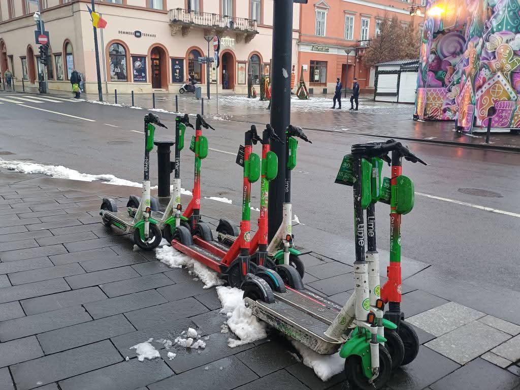 Trotinetele electrice uitate în stradă la Cluj