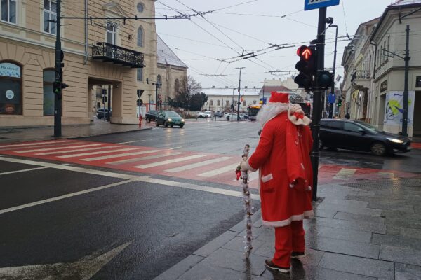 Moș Crăciun a ajuns la Cluj cu tolba plină de cadouri