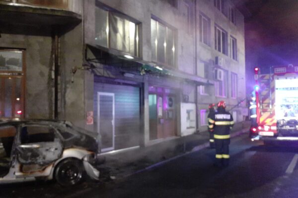 A explodat o mașină în Mănăștur. Un bărbat a fost găsit inconștient lângă autoturism