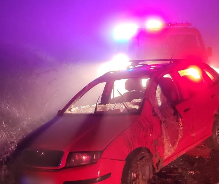 Autoturism ajuns pe câmp în urma unui accident