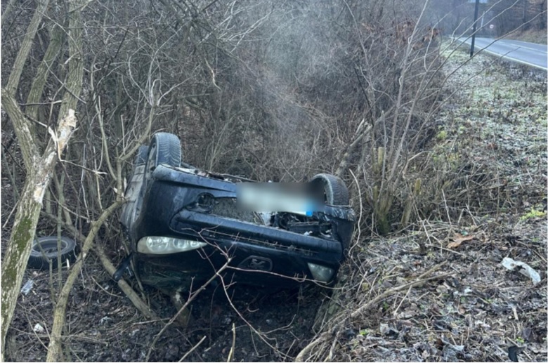 Autoturism răsturnat pe marginea drumului la Cornești