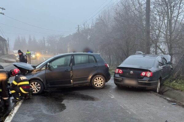 Două persoane transportate la spital în urma unui accident la Dej