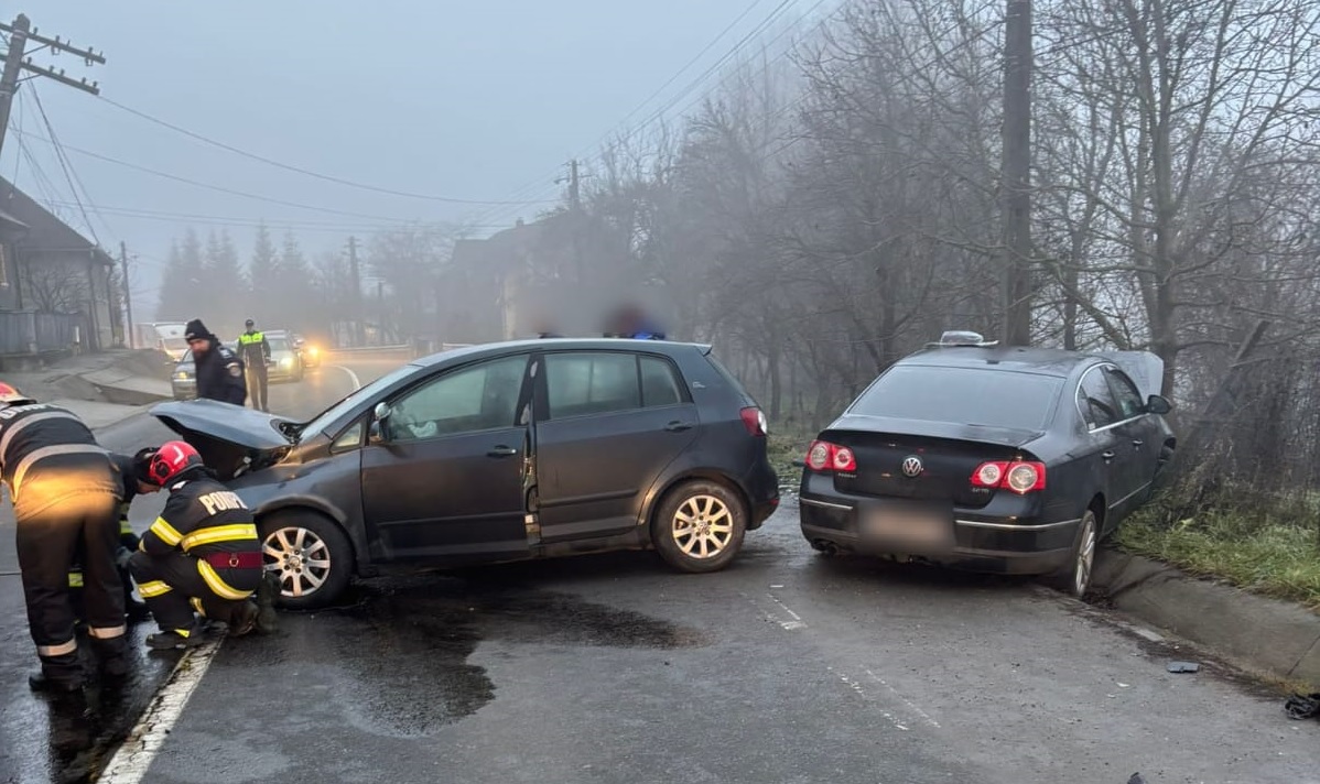Două persoane transportate la spital în urma unui accident la Dej