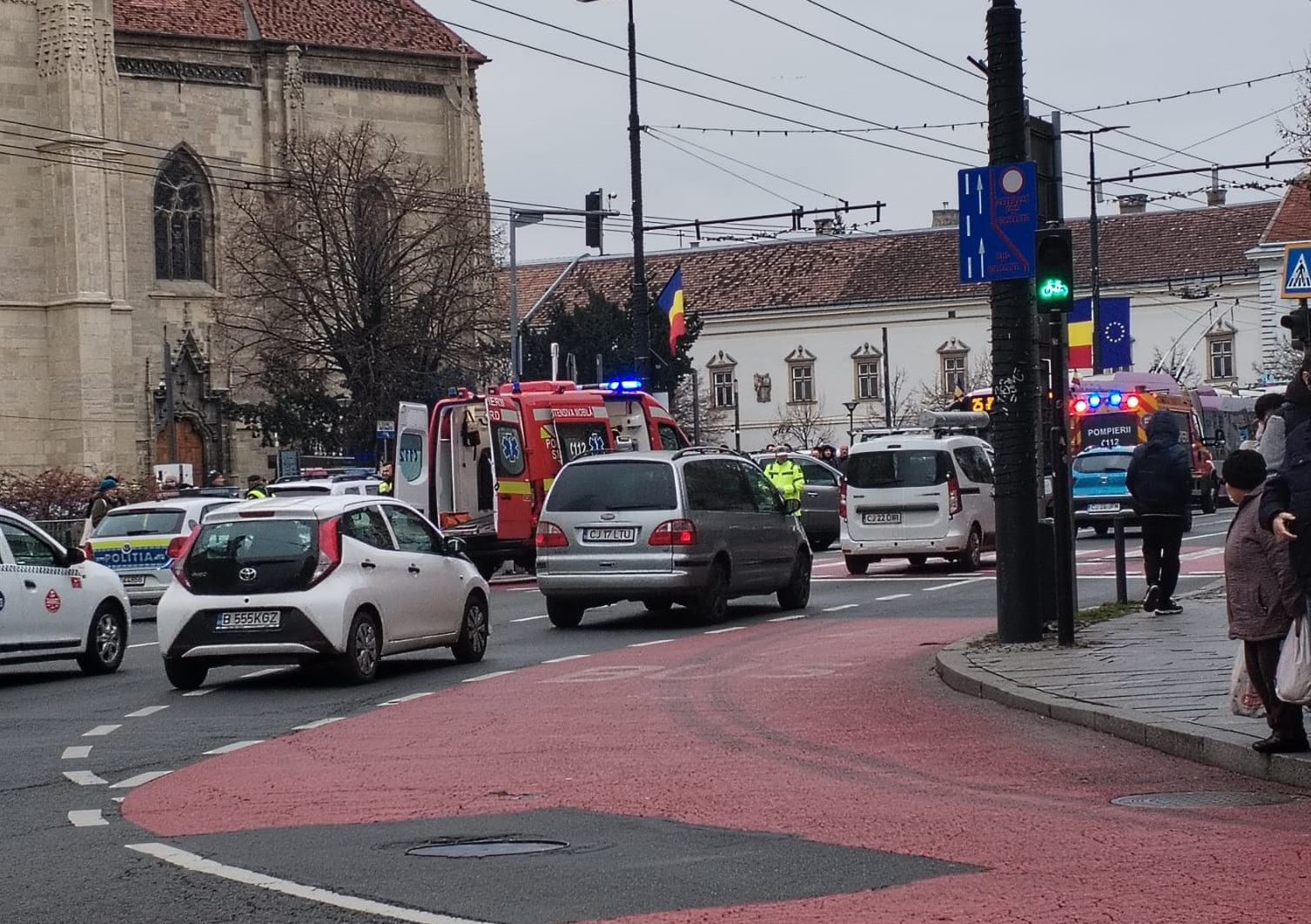 Scuterist transportat la spital în urma unui accident în Piața Unirii