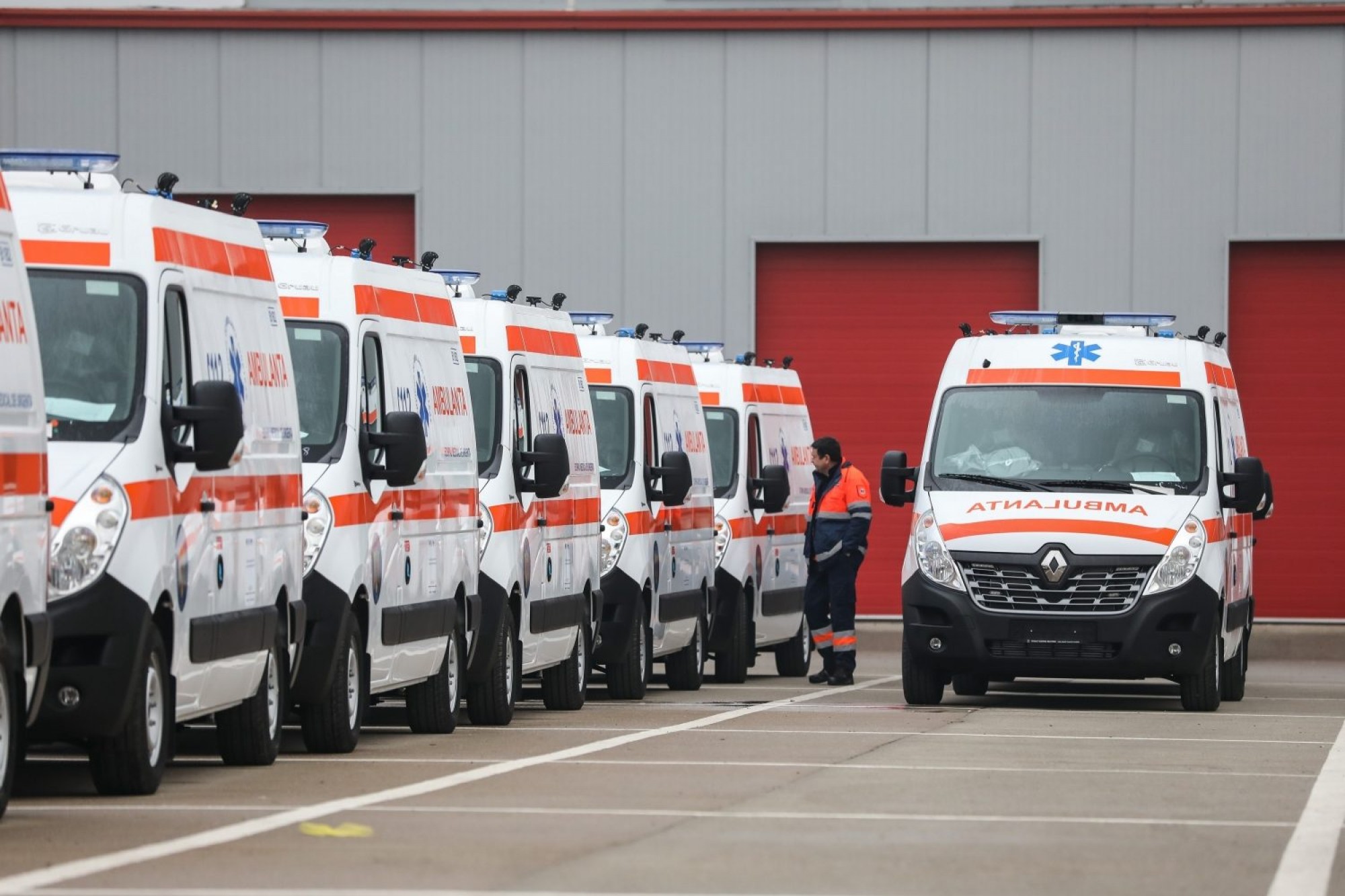 Se cumpără 600 de ambulanţe noi