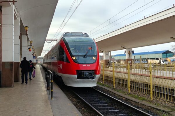 Trenuri ultra moderne puse în circulație de Transferoviar Călători. Pot fi văzute zilnic în gara Cluj Napoca
