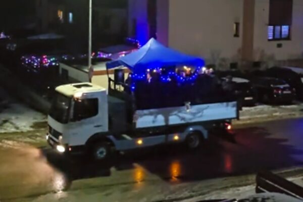 Cât de frumos s-a colindat în Florești în seara de Crăciun. Camionul cu colindători care i-a bucurat pe localnici. VIDEO