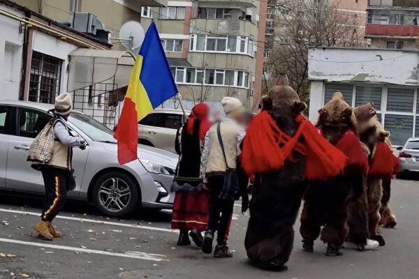 Ce amendă riscă cetele de colindători care umblă cu „Capra” și „Ursul” de Crăciun