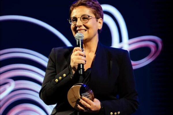 Discurs emoționant rostit de directoarea anului. Școala unde elevii învață să piloteze drone