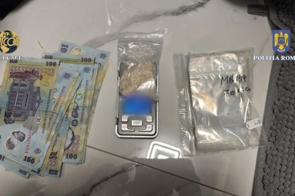 Traficanți de droguri din Turda prinși în flagrant de DIICOT. Aveau „marfă” pregătită pentru vânzare de peste 17.000 lei