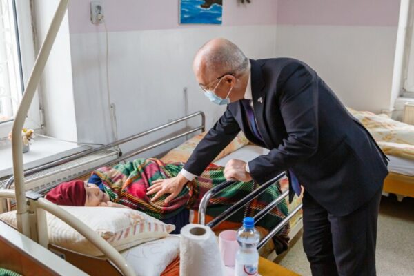 Emil Boc nu i-a uitat nici anul acesta pe seniorii Clujului de la Centrul de Îngrijire