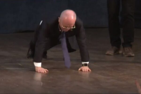 Emil Boc este în mare formă. A făcut flotări pe scenă la provocarea unui elev
