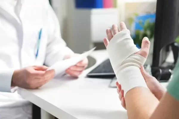 Challenge periculos pe Tik Tok. În trei zile, 20 de copii au ajuns la spital cu mâinile rupte