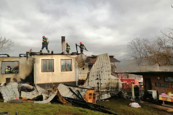 Incendiu la Vultureni. O casă a fost mistuită de flăcări