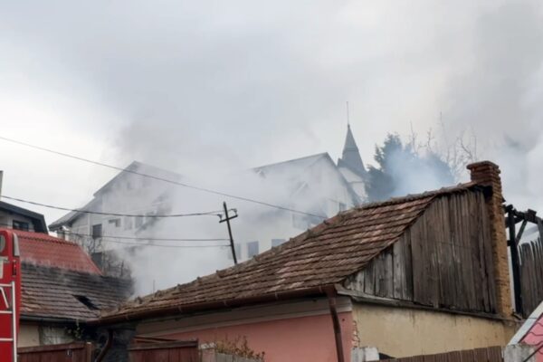 Explozie la o casă din Cluj. Incendiul care a urmat a distrus alte două locuințe