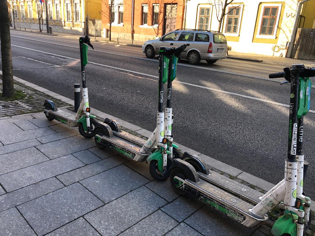 Trotinetele electrice lăsate aiurea prin oraș