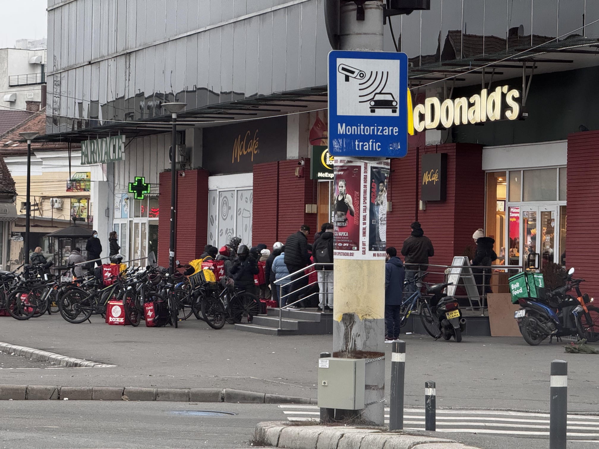 Curierii la grămadă în fața la Mc din Cluj