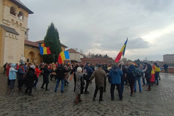 Români patrioți au dansat hora unirii de „Mica Unire”, în Cetatea Alba-Carolina