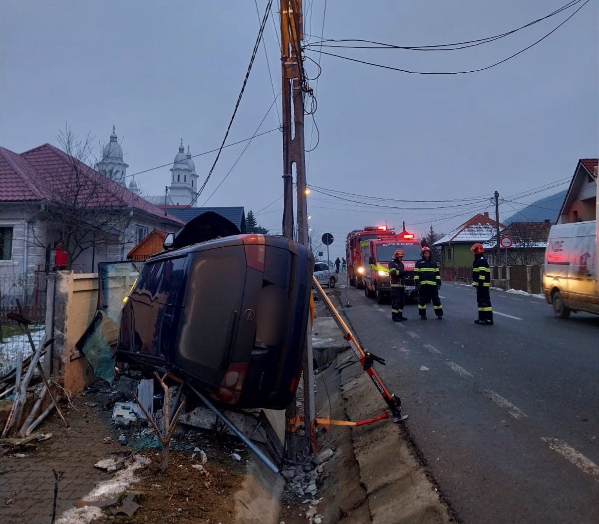 Un șofer s-a răsturnat cu mașina