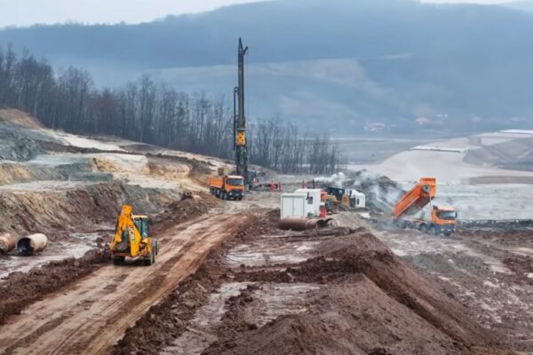 Muncitorii lui Umbrărescu revin pe șantierul tronsonului Zimbor din Autostrada A3 Cluj-Sălaj