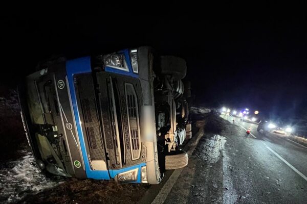 Accident grav pe DN 1, Lla Ciucea, Cluj. Un autotren s-a răsturnat