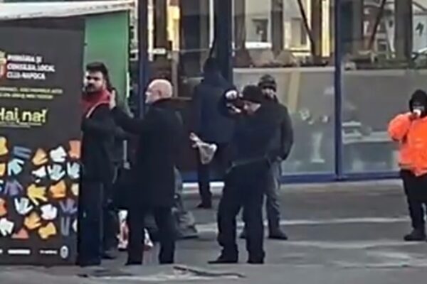 Boc nu mai poate umbla prin Cluj fără o armată de fotografi după el. Cultul personalității a ajuns la cote maxime