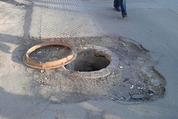 Fetiță căzută într-un canal nesemnalizat la Turda. Părinții dau primăria în judecată