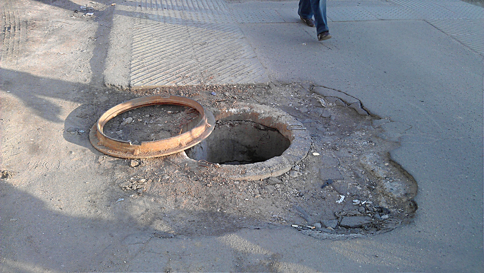 Fetiță căzută într-un canal fără capac nesemnalizat
