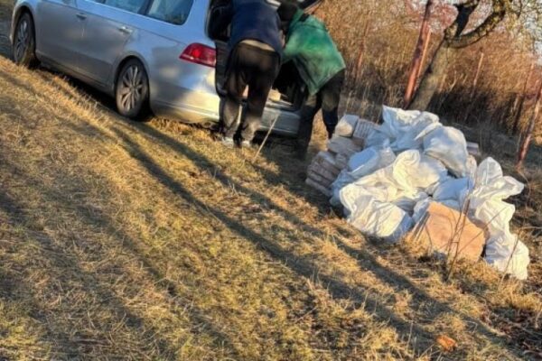 Clujeni surprinși în timp ce aruncau saci de moloz pe domeniul public