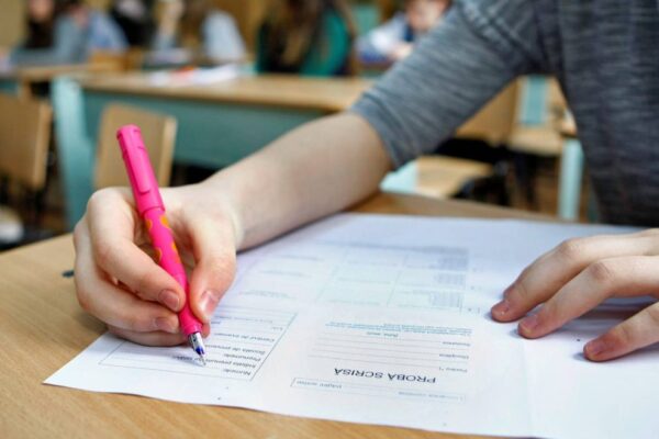 Câți elevi clujeni încep luni simulările la Bacalaureat 2025