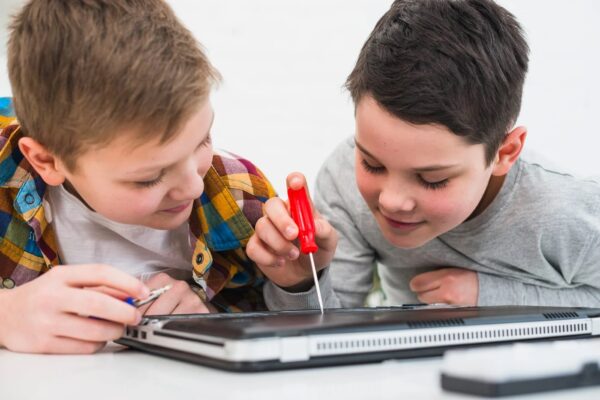 Copiii născuţi din 2025 vor face parte din Generaţia Beta. Va fi prima generație complet digitalizată