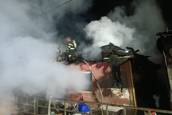 A luat foc o baracă pe strada Cantonului. Au intervenit pompierii