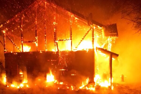 Un incendiu a distrus o cabană în Gilău noaptea trecută