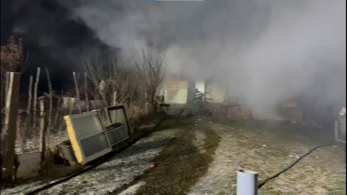 Un bărbat din Cășeiu și-a dat foc la casă după o ceartă cu mama sa