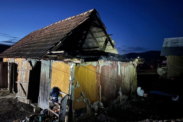 Incendiu la o casă din Ceanu Mare, pornit de la o afumătoare