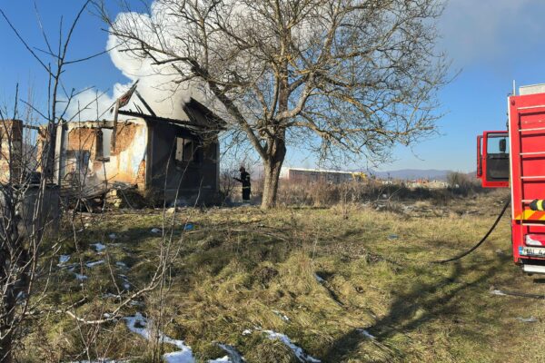 INCENDIU la o casă din satul Urișor, comuna Cășeiu