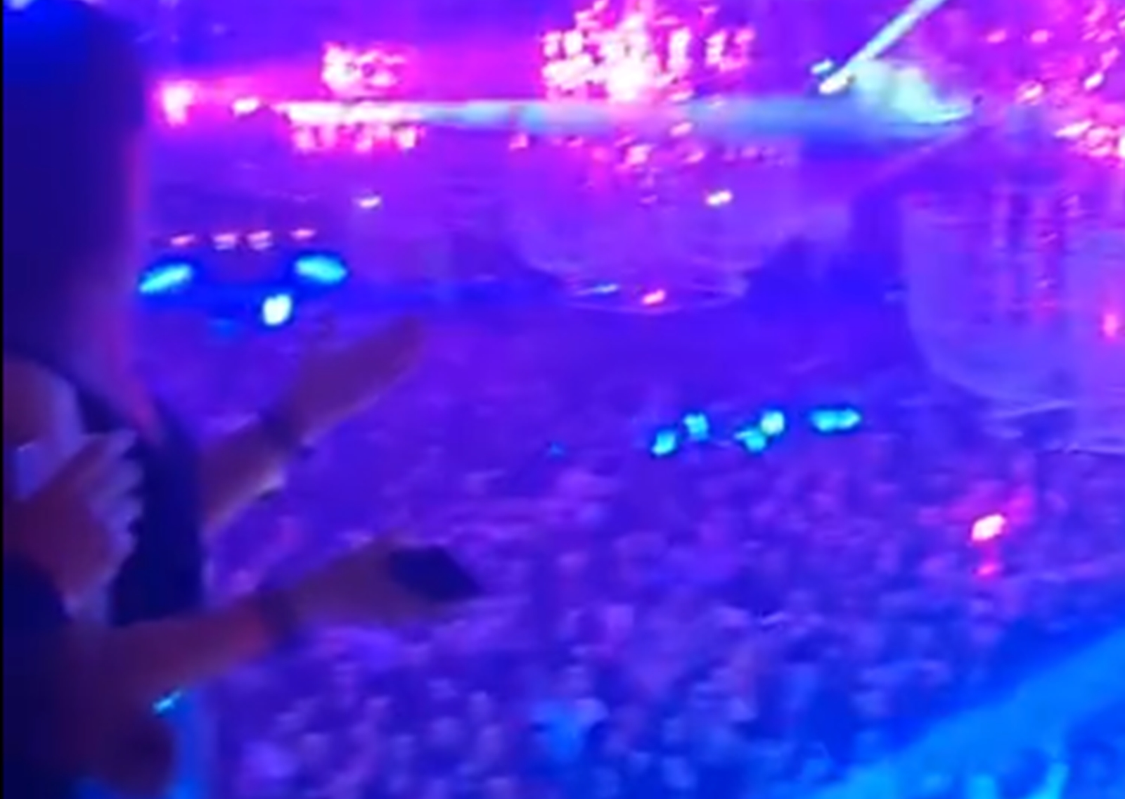 mii de oameni prezenți la spectacolul de manele