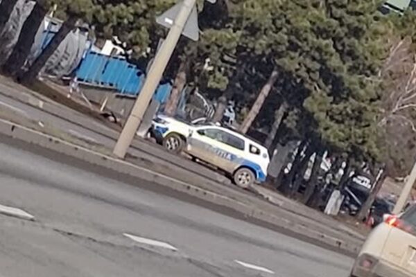 Cât de murdare sunt mașinile Poliției Cluj. Clujenii se întreabă dacă polițiștii umblă cu uniforme la fel de murdare