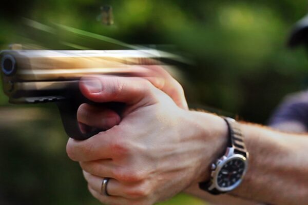 Întâmplare incredibilă în Cluj Napoca. A tras cu pistolul după o mașină, a cărui șofer nu i-a dat prioritate la trecerea pentru pietoni